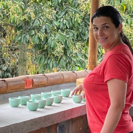 カッピングするCarolina Rafet