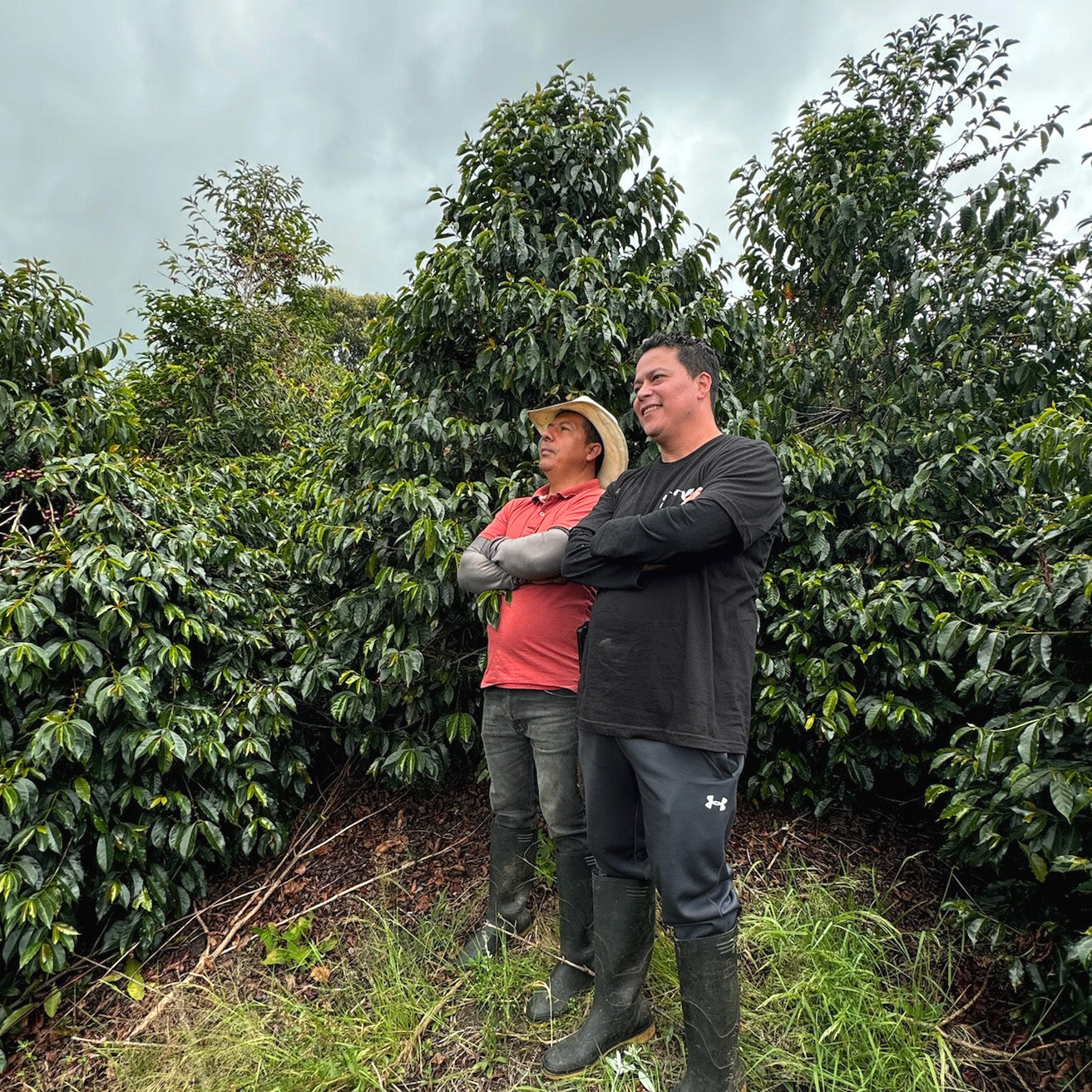 ミエル農園にて農園種ミゲルとCEOフェリペ