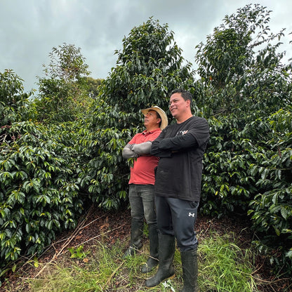 ミエル農園にて農園種ミゲルとCEOフェリペ